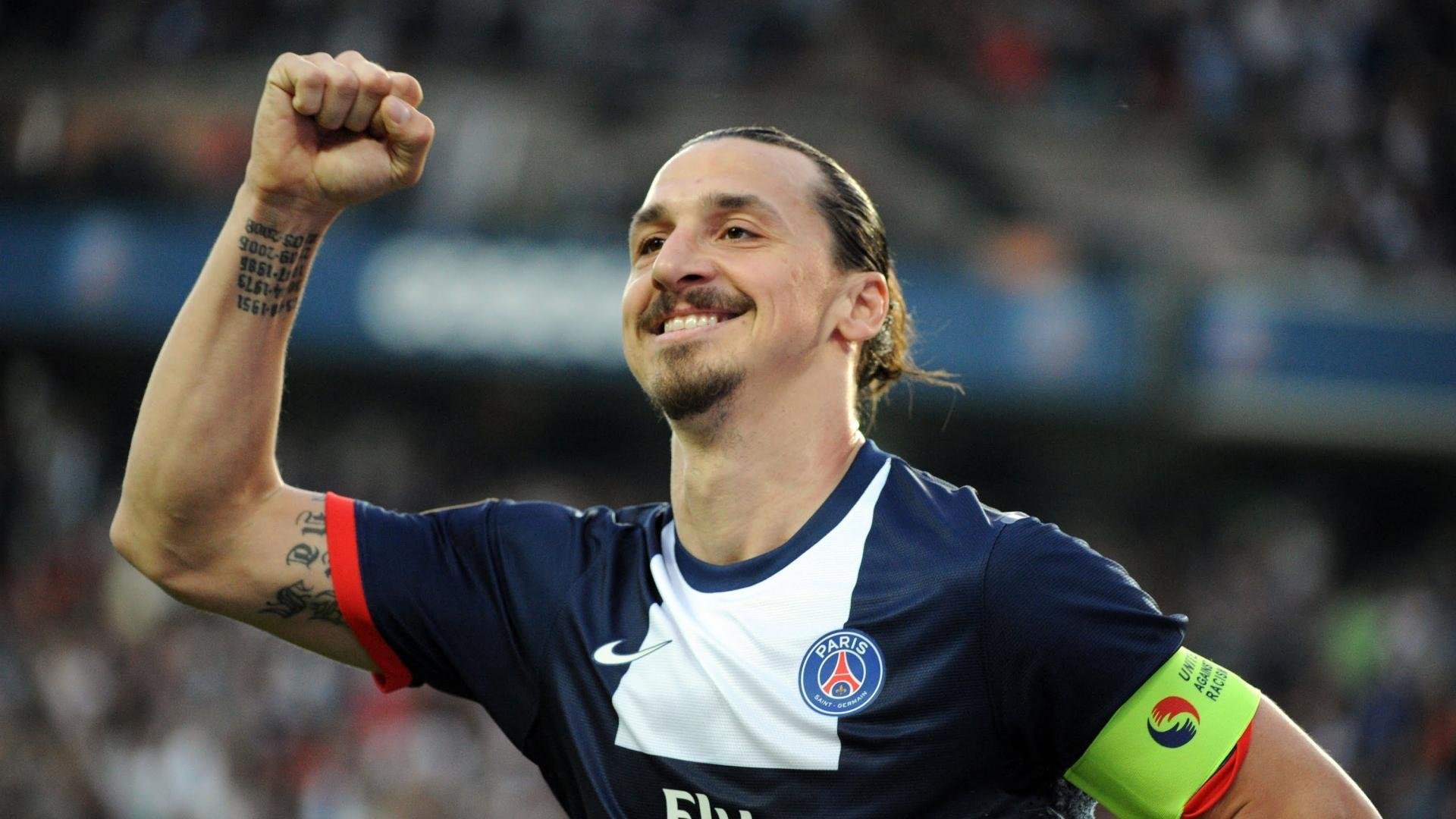 伊朗球员被雪砸中仍坚持比赛，获全场掌声，伊朗踢中国把球停在球门口